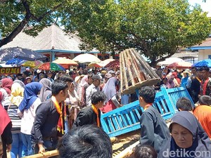 Antusias! Doa Belum Usai, Warga Serbu 2 Gunungan Grebeg Keraton Solo