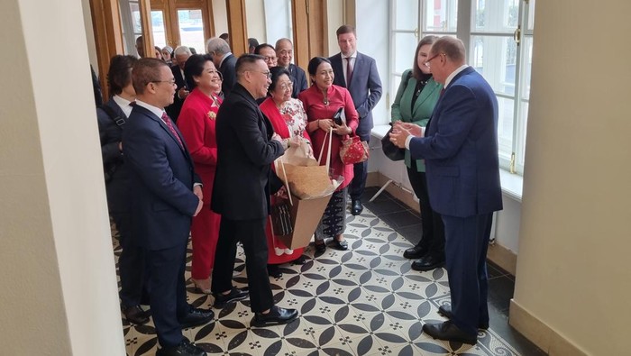 Megawati Soekarnoputri dan rombongan di St Petersburg State University