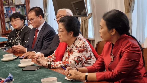 Megawati Soekarnoputri dan rombongan di St Petersburg State University