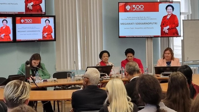 Megawati Soekarnoputri memberi kuliah umum di St Petersburg State University, Rusia