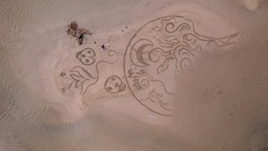 Mereka berkreasi dan menunjukkan keahliannya dalam seni pasir, sebuah bentuk seni yang unik dan sementara namun sangat memukau.