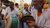 Distrik al-Hussein dan Al-Azhar yang bersejarah, Muslim Sufi Mesir merayakan Maulid Nabi dengan penuh khidmat.