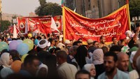 Umat Muslim Sufi Mesir melantunkan zikir dalam prosesi untuk memperingati Maulid Nabi Muhammad di distrik Al-Hussein dan Al-Azhar di Kairo, Mesir, 15 September 2024.