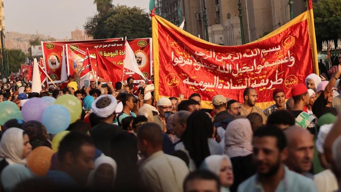 Mengintip Perayaan Maulid Nabi yang Meriah di Kairo Di Kairo, Muslim Sufi merayakan Maulid Nabi Muhammad dengan prosesi zikir yang khidmat. Suasana meriah memenuhi distrik al-Hussein dan Al-Azhar.