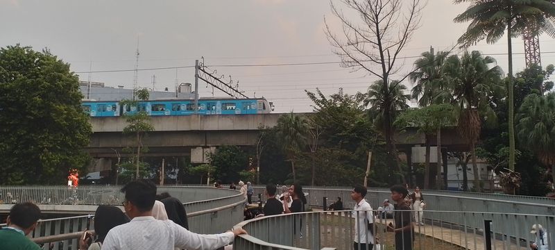 Menikmati hari selepas beraktivitas untuk melepas penat bisa jadi cara ampuh untuk menyegarkan pikiran, salah satunya menyaksikan matahari terbenam di Taman Literasi Blok M.