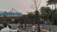 Area yang pas untuk memandangi langit berada di area atas Taman Literasi, pandangan tertuju pada lintasan MRT. Langit yang berwarna menuju oranye dan kereta yang melintas jadi suguhan utama yang ingin dituju.