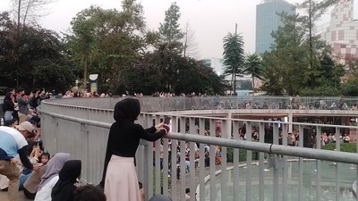Menyaksikan Langit Senja di Taman Literasi Blok M