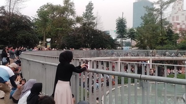 Menyaksikan Langit Senja di Taman Literasi Blok M