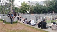 Walaupun Jakarta tak seperti wilayah lain yang bisa menyaksikan matahari tenggelam di bukit atau pun gugusan alam lainnya. Tapi Jakarta memiliki cara lain untuk masyarakatnya menikmati keindahan tersebut.