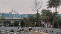 Begitu lah cara yang tepat untuk menikmati matahari terbenam dan langit senja di Taman Literasi Blok M. Adapun pengunjung lainnya yang menjadikan Taman Literasi sebagai sarana melepas lelah.