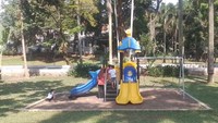 Selain piknik dan berolahraga, adapun wahana permainan anak-anak di taman ini. Bangku-bangku taman pun tersedia bagi pengunjung yang ingin duduk-duduk santai menikmati hari.