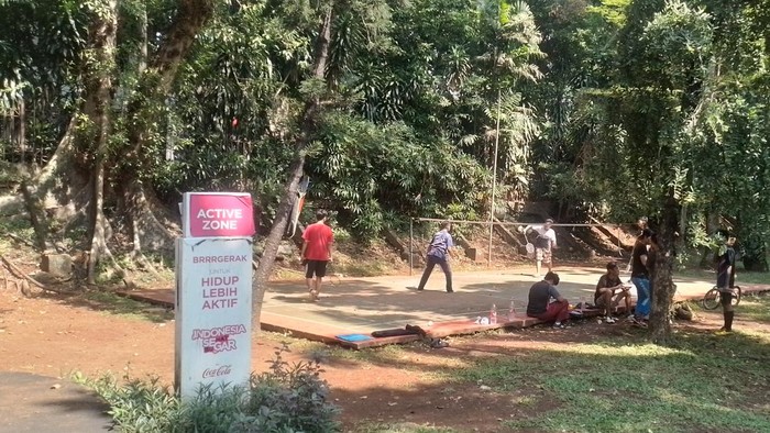 Merasakan Suasana Asri dengan Berolahraga di Taman Langsat Taman Langsat di Jalan Barito, Jakarta Selatan memberikan suasana yang nyaman bagi warga yang berkunjung. Warga biasa berolahraga di taman ini.