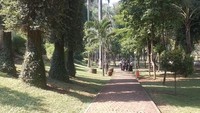 Taman Langsat ini jadi alternatif destinasi warga Jakarta yang ingin berhemat untuk refreshing namun tetap menyenangkan. Dengan area terbuka ini mengajak keluarga atau teman untuk menikmati hari jadi rekomendasi untuk bersenang-senang.