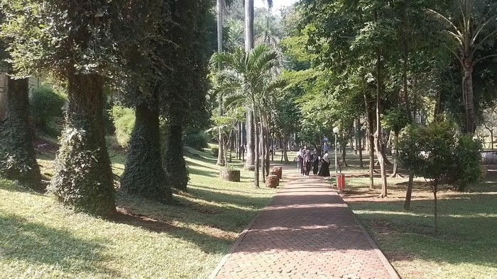 Merasakan Suasana Asri dengan Berolahraga di Taman Langsat Taman Langsat di Jalan Barito, Jakarta Selatan memberikan suasana yang nyaman bagi warga yang berkunjung. Warga biasa berolahraga di taman ini.