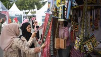 Pengunjung melihat produk khas Dayak di pameran UMKM pada gelaran Musabaqah Tilawatil Quran (MTQ) Nasional ke-30 Tahun 2024 di Stadion Gelora Kadrie Oening, Samarinda, Kalimantan Timur, Minggu (15/9/2024).