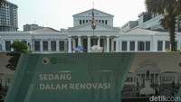 Pekerja menyelesaikan revitalisasi Museum Nasional, Jakarta, Senin (16/9/2024).