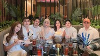 Kalau ini momen Mutia bersama teman-teman ketika Ramadan. Mereka berada di restoran menikmati momen buka puasa. Foto: Instagram @mutiara_ayuu