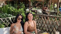 Mutia juga menghabiskan waktunya bersama sahabat ketika di Bali. Ini momennya saat berada di restoran hits bernama Nook. Mereka memesan beragam menu lezat. Foto: Instagram @mutiara_ayuu