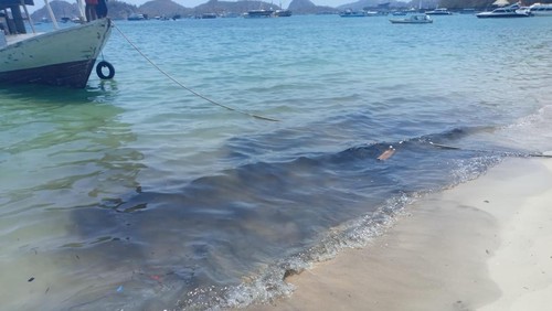 Pantai Pede di Labuan Bajo, Manggarai Barat, Nusa Tenggara Timur (NTT), tercemar tumpahan oli, Senin (16/2024). (Foto: Istimewa)
