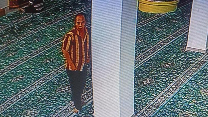 Pelaku pencurian di masjid Palembang terekam CCTV.
