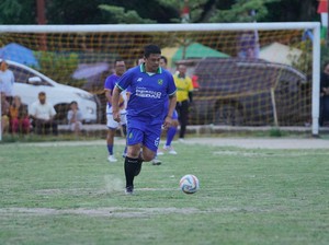 Buka Turnamen Sepak Bola Korpri Se-Sumut, Bobby Disambut Warga Samosir