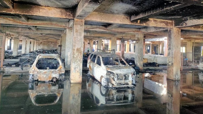 Penampakan mobil terbakar di Pasar Baru Comboran Kota Malang