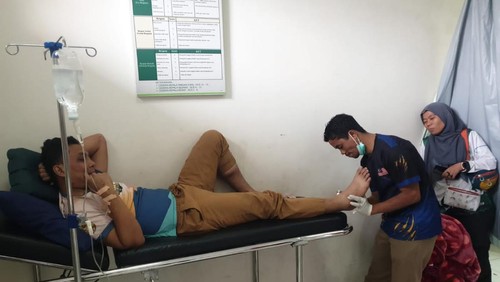 Pendaki asal Malaysia yang terjatuh di tebing Pos 2 Tengengean Sembalun, Gunung Rinjani, Lombok Timur, NTB, mendapat perawatan medis pada Senin (16/9/2024). (Foto: Humas Polsek Sembalun)