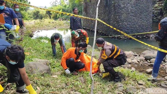 Penemuan mayat dalam karung di Tasikmalaya.