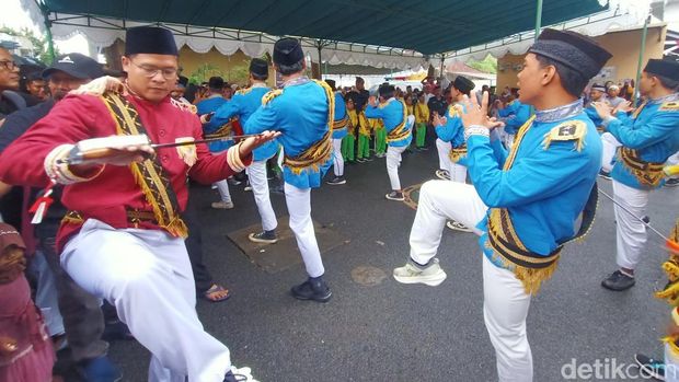 Perayaan Maulid Nabi di di Masjid Al-Muhajirin, Kepaon, Denpasar saat peringatan Maulid Nabi Muhammad SAW pada Senin (16/9/2024). (Ni Made Lastri Karsiani Putri-detikBali)