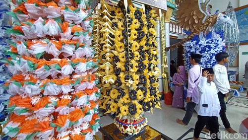 Perayaan Maulid Nabi di di Masjid Al-Muhajirin, Kepaon, Denpasar saat peringatan Maulid Nabi Muhammad SAW pada Senin (16/9/2024). (Ni Made Lastri Karsiani Putri-detikBali)