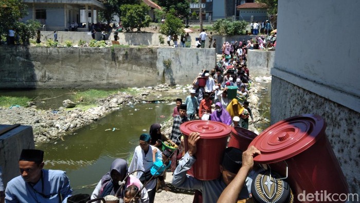 Perayaan Maulid Nabi di Kampung Religi Benda Kerep Cirebon