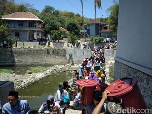 Keunikan Tradisi Maulid di Kampung Religi Benda Kerep Cirebon