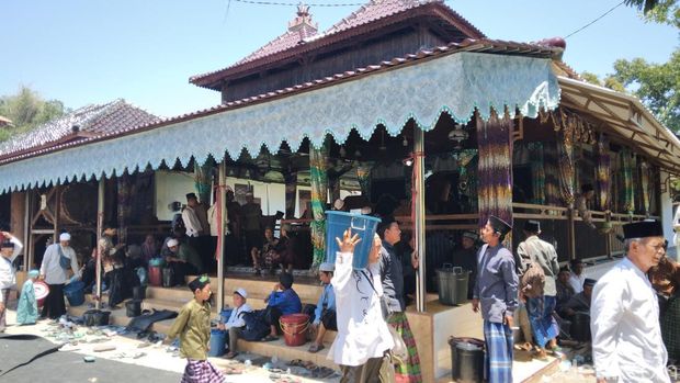 Perayaan Maulid Nabi di Kampung Religi Benda Kerep Cirebon
