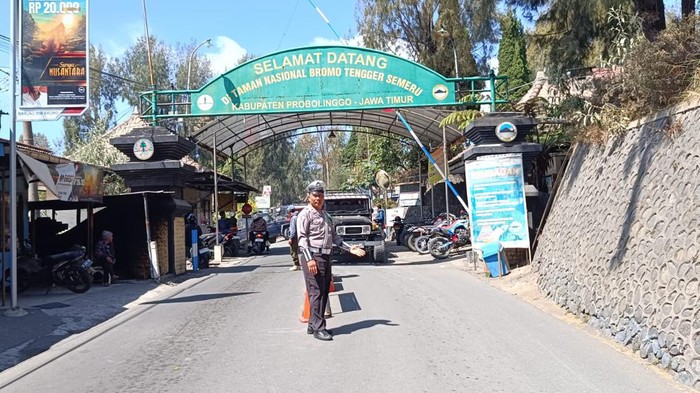 Petugas patroli di kawasan Bromo