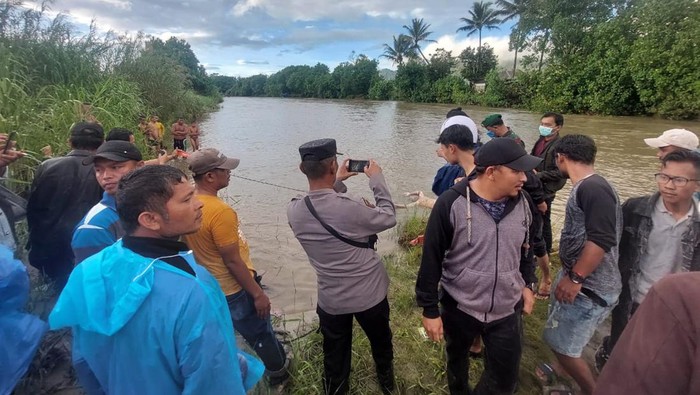 Pihak kepolisian bersama warga saat mengevakuasi jasad korban. (Dok. Polres Taput)