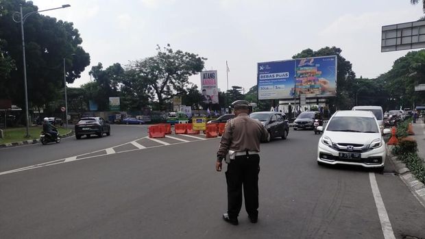 Polisi melakukan pengaturan lalu lintas di sekitar kawasan SSA Kebun Raya Bogor, Kota Bogor, Senin (16/9/2024) sore.