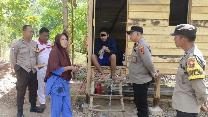 Polisi mendatangi ibu yang rantai kaki anaknya di Prabumulih
