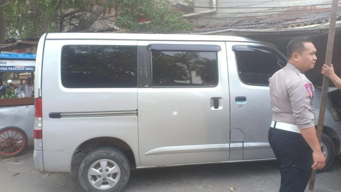 Polisi mengecek lokasi kecelakaan motor vs mobil di Sunter, Jakarta Utara, Senin (16/9/2024) siang.