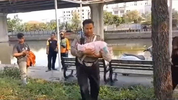 Polisi mengevakuasi bayi laki-laki yang ditemukan di pinggir kali Ancol, Jakut