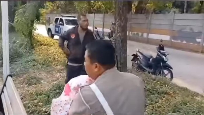 Polisi mengevakuasi bayi laki-laki yang ditemukan di pinggir kali Ancol, Jakut