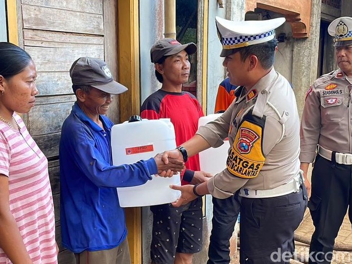 Polres Probolinggo salurkan bantuan air bersih