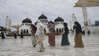 Masjid Raya Baiturrahman, yang dikenal sebagai salah satu ikon Aceh, adalah tempat ibadah sekaligus destinasi wisata religi dengan arsitektur megah, kubah besar, dan menara tinggi yang mencerminkan keindahan budaya Aceh.