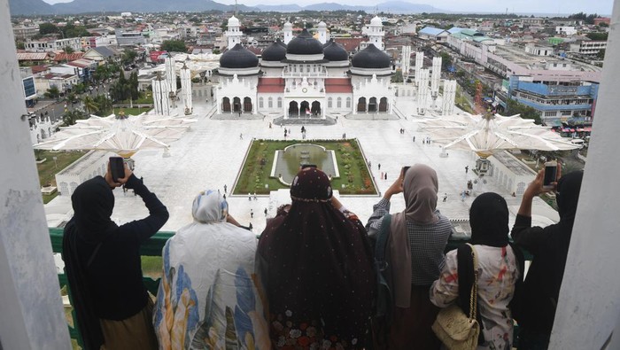 PON XXI Aceh-Sumut: Wisata religi Masjid Raya Baiturrahman Refleksi masjid Raya Baiturrahman terlihat dari kacamata pengunjung yang berada di halaman masjid tersebut di Banda Aceh, Aceh, Jumat (13/9/2024). Selama perhelatan PON XXI Aceh Sumut 2024, Masjid Raya Baiturrahman menjadi salah satu lokasi objek wisata religi yang sering dikunjungi atlet dan ofisial PON dari berbagai daerah. ANTARA FOTO/Syifa Yulinnas/aww.