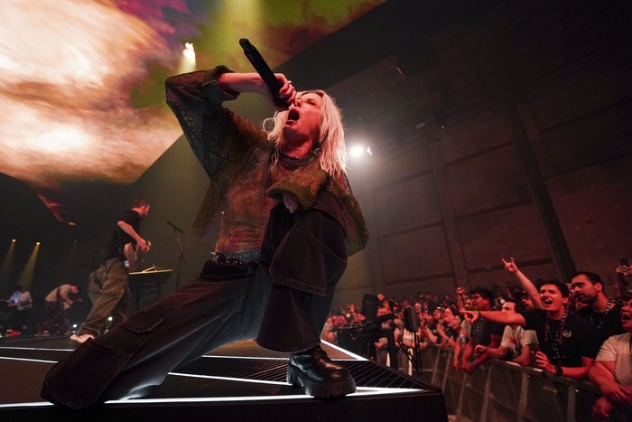 Potret Emily Armstrong Vokalis Baru Linkin Park yang Tuai Kontroversi Emily Armstrong, vokalis baru Linkin Park memicu kontroversi. Meski debutnya mendapat pujian, penolakan juga datang dari pihak keluarga Chester Bennington.