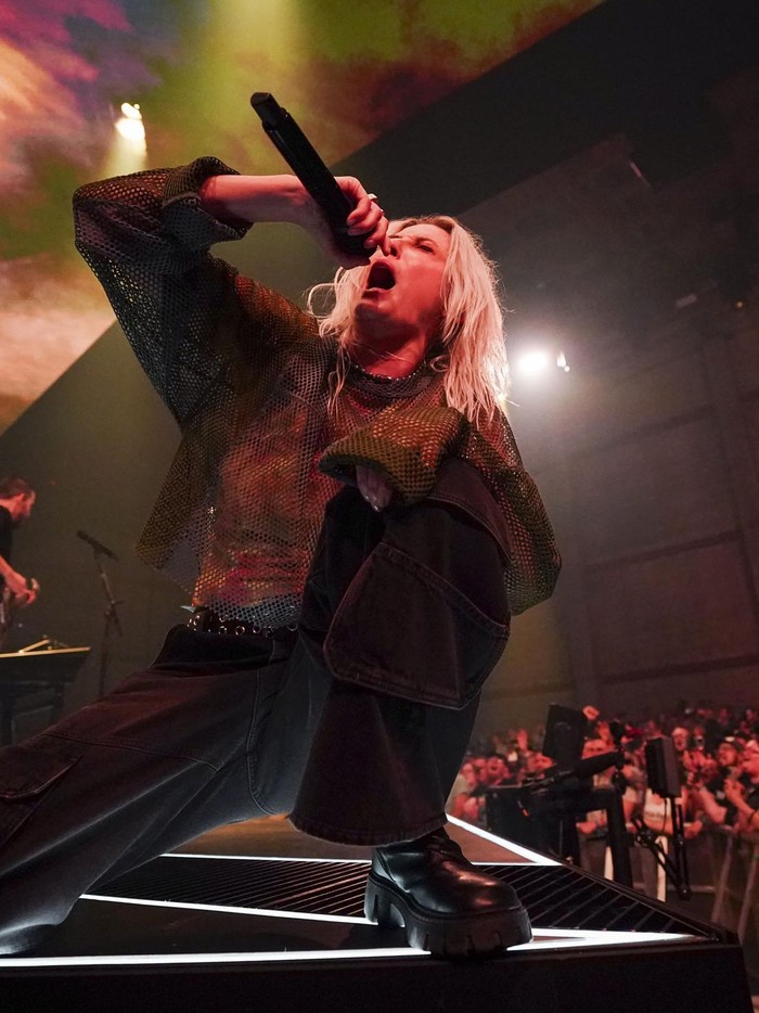 Potret Emily Armstrong Vokalis Baru Linkin Park yang Tuai Kontroversi Emily Armstrong, vokalis baru Linkin Park memicu kontroversi. Meski debutnya mendapat pujian, penolakan juga datang dari pihak keluarga Chester Bennington.