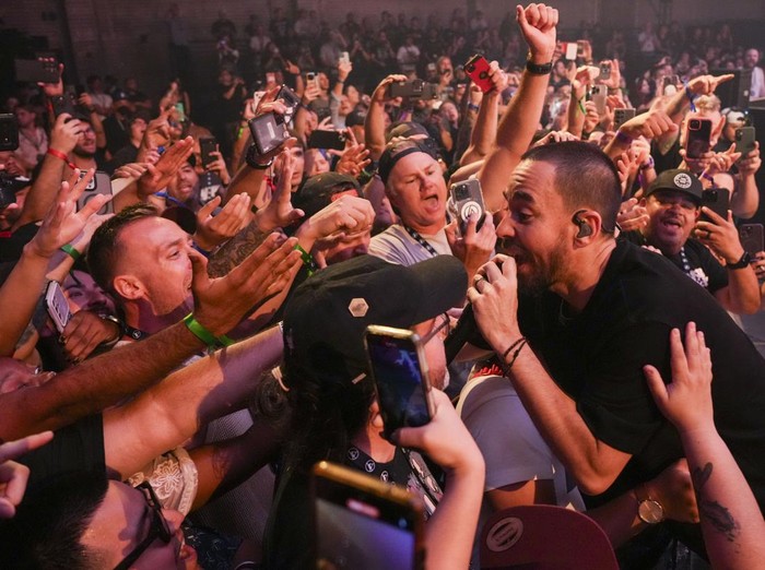 Potret Emily Armstrong Vokalis Baru Linkin Park yang Tuai Kontroversi Emily Armstrong, vokalis baru Linkin Park memicu kontroversi. Meski debutnya mendapat pujian, penolakan juga datang dari pihak keluarga Chester Bennington.