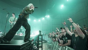 Meskipun demikian, banyak penggemar yang tetap antusias menantikan bagaimana tur mendatang akan berlangsung dan bagaimana Armstrong akan beradaptasi dengan gaya musik yang telah lama dikenal. Jordan Strauss/Invision/AP Photo.