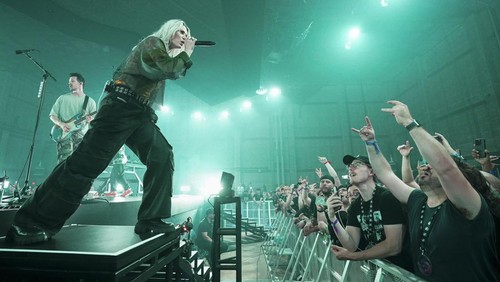 Emily Armstrong, vokalis baru Linkin Park memicu kontroversi. Meski debutnya mendapat pujian, penolakan juga datang dari pihak keluarga Chester Bennington.
