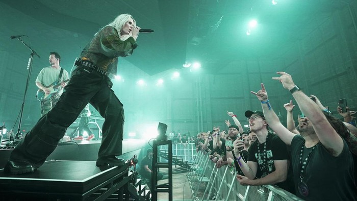 Emily Armstrong, vokalis baru Linkin Park memicu kontroversi. Meski debutnya mendapat pujian, penolakan juga datang dari pihak keluarga Chester Bennington.