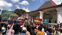 Ribuan masyarakat serta wisatawan lokal hingga mancanegara tampak telah memadati kawasan Masjid Gedhe sejak pukul 08.00 WIB. Padahal, upacara Garebeg baru dimulai 09.00 WIB di Kagungan Dalem Pagelaran Keraton Jogja.